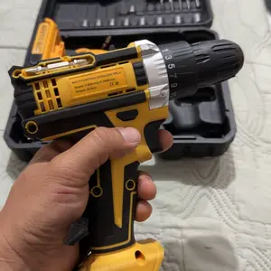 Cliente segurando a parafusadeira MONTARO 48V com a maleta ao fundo
