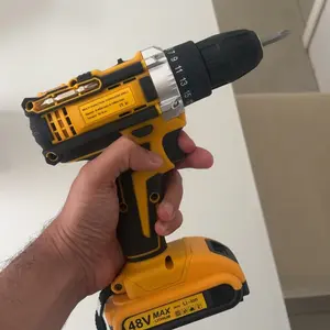 Parafusadeira MONTARO 48V em mãos com a bateria encaixada, foto de cliente