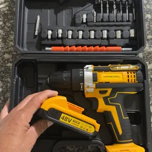 Cliente mostrando a bateria removível 48V ao lado da parafusadeira MONTARO